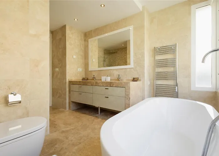 Lejlighed Home, With Sea Views, South Facing And Close To The Golf Course And The Beach, In Elviria Hills *