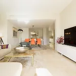 아파트 Home, With Sea Views, South Facing And Close To The Golf Course And The Beach, In Elviria Hills *