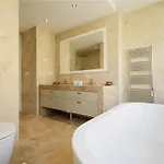 아파트 Home, With Sea Views, South Facing And Close To The Golf Course And The Beach, In Elviria Hills *