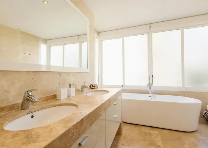 Home, With Sea Views, South Facing And Close To The Golf Course And The Beach, In Elviria Hills マルベーリャ