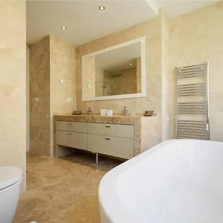 Apartamento Home, With Sea Views, South Facing And Close To The Golf Course And The Beach, In Elviria Hills *