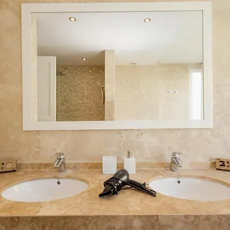 Seaside Golf Retreat: Elviria Hills Apartment Marbella